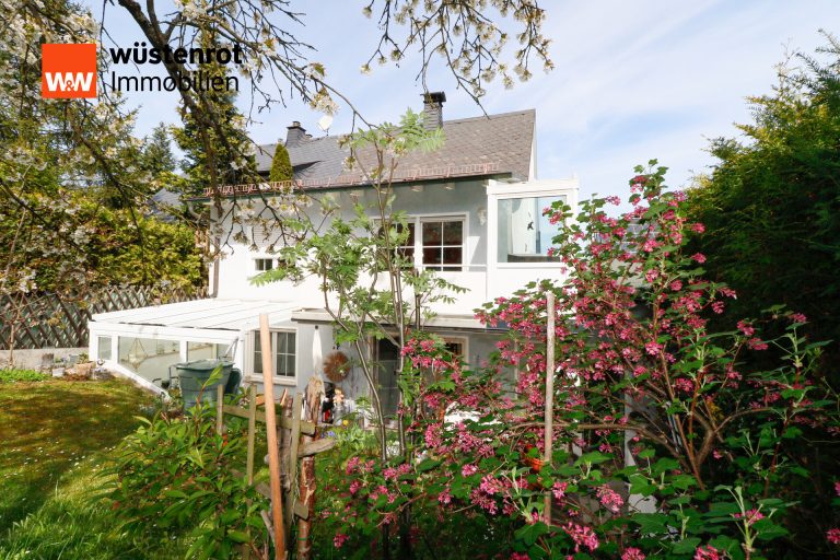 Immobilienangebot - Hof - Alle - Gemeinsam Wohnen - Individuell Leben. Top-Gepflegte Doppelhaushälfte in beliebter Lage von Hof.