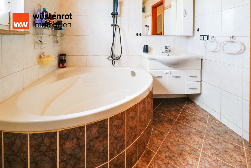 Immobilienangebot - Schönwald - Alle - Gepflegtes 3-Familienhaus inkl. 2 Garagen und Carport für Ihr Wohnmobil!