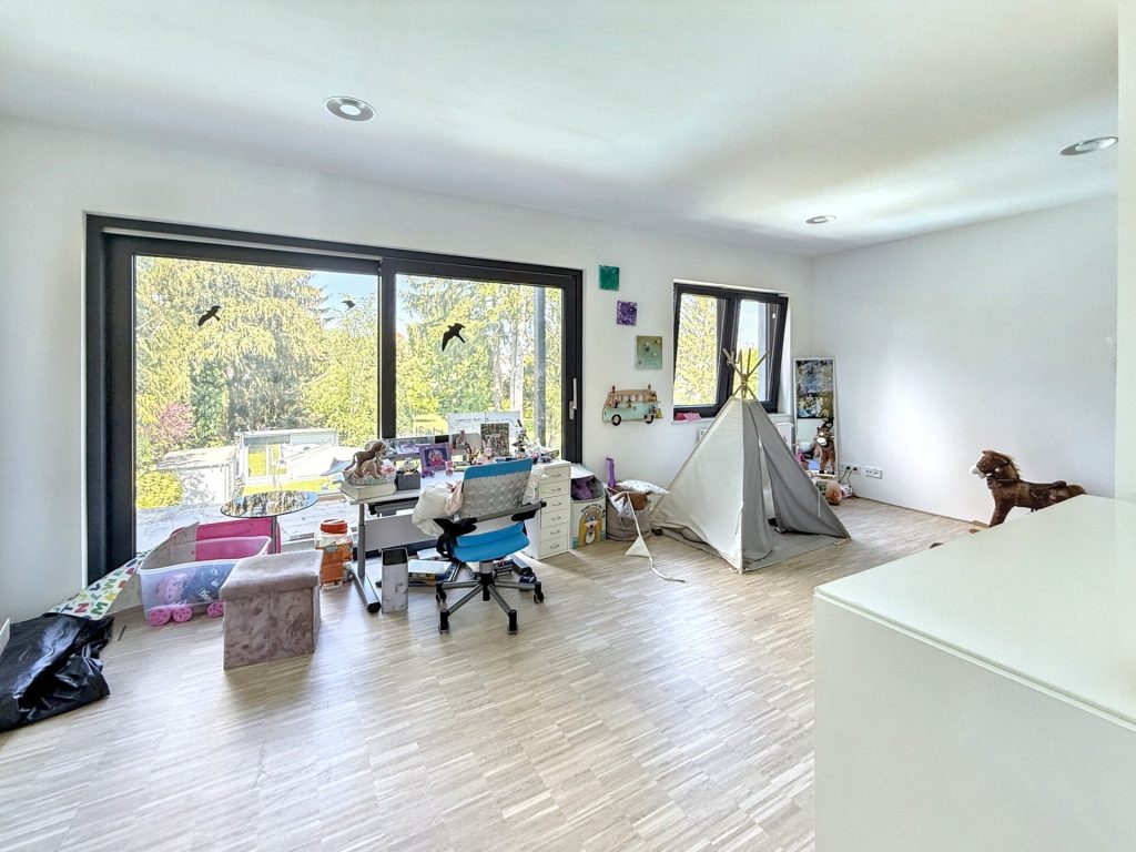 Immobilienangebot - Heddesheim - Alle - Modernes sowie exklusives Einfamilienhaus mit viel Platz zur Entfaltung inkl. Gartenpool und Sauna.