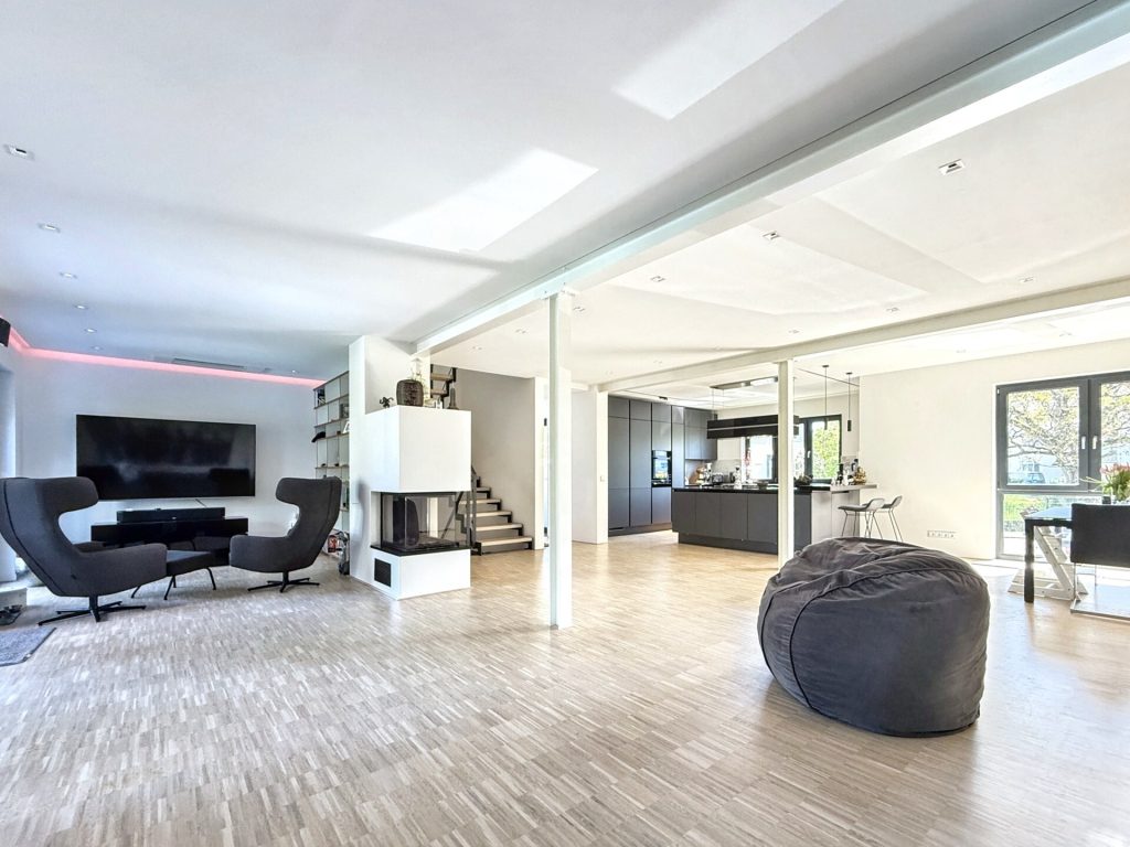 Immobilienangebot - Heddesheim - Alle - Modernes sowie exklusives Einfamilienhaus mit viel Platz zur Entfaltung inkl. Gartenpool und Sauna.
