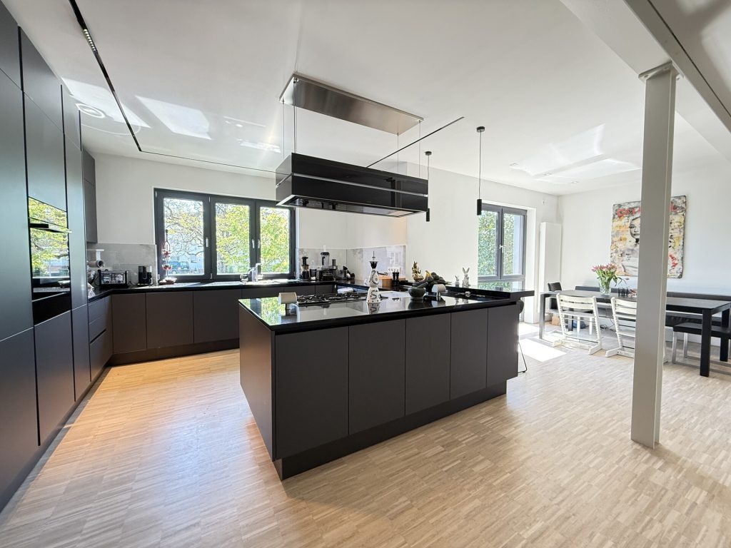 Immobilienangebot - Heddesheim - Alle - Modernes sowie exklusives Einfamilienhaus mit viel Platz zur Entfaltung inkl. Gartenpool und Sauna.