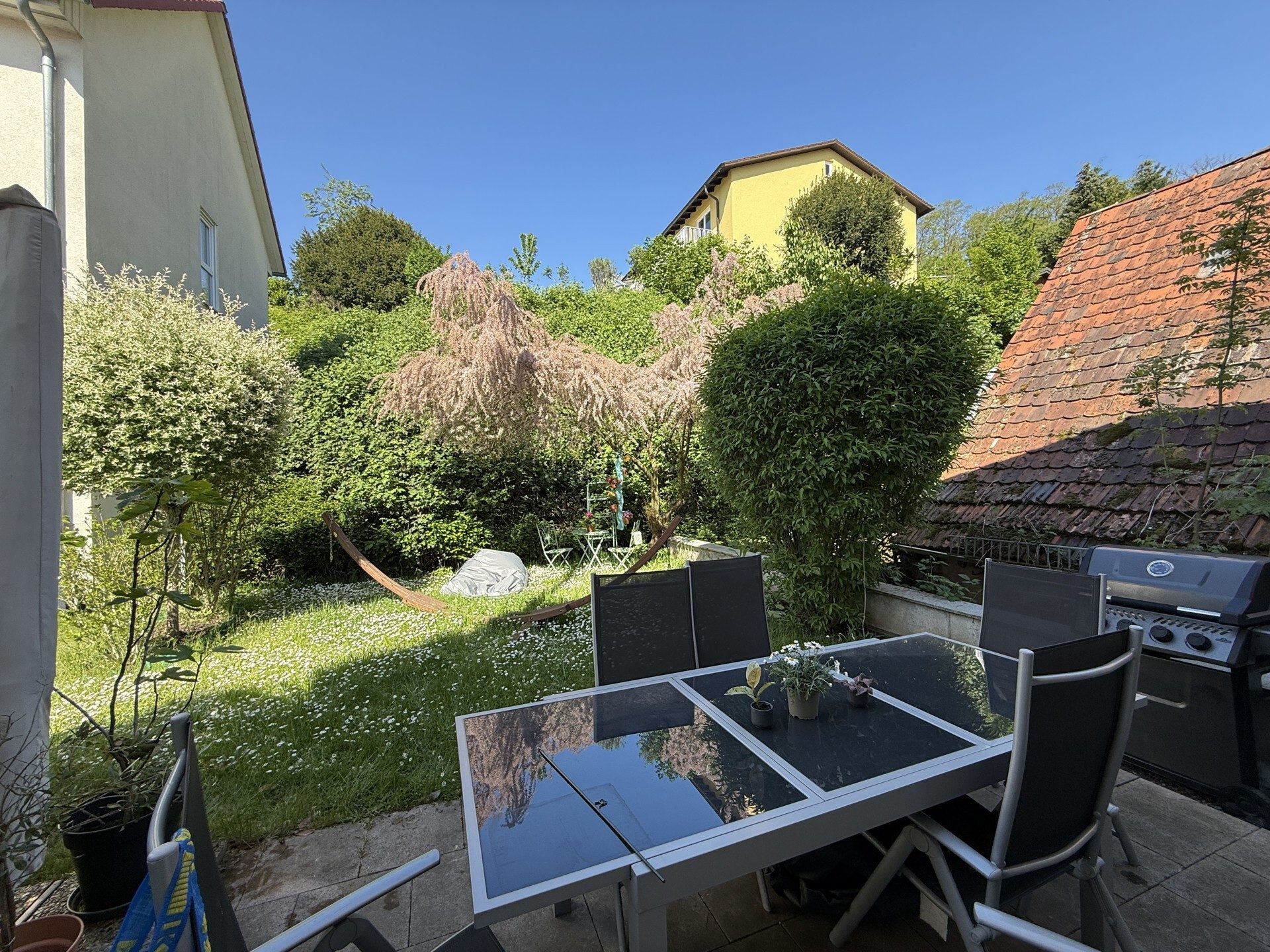 Immobilienangebot - Hirschberg an der Bergstraße / Leutershausen - Alle - Kleine Doppelhaushälfte mit 3 Zimmern, eigenem Garten und zwei Garagenplätzen.