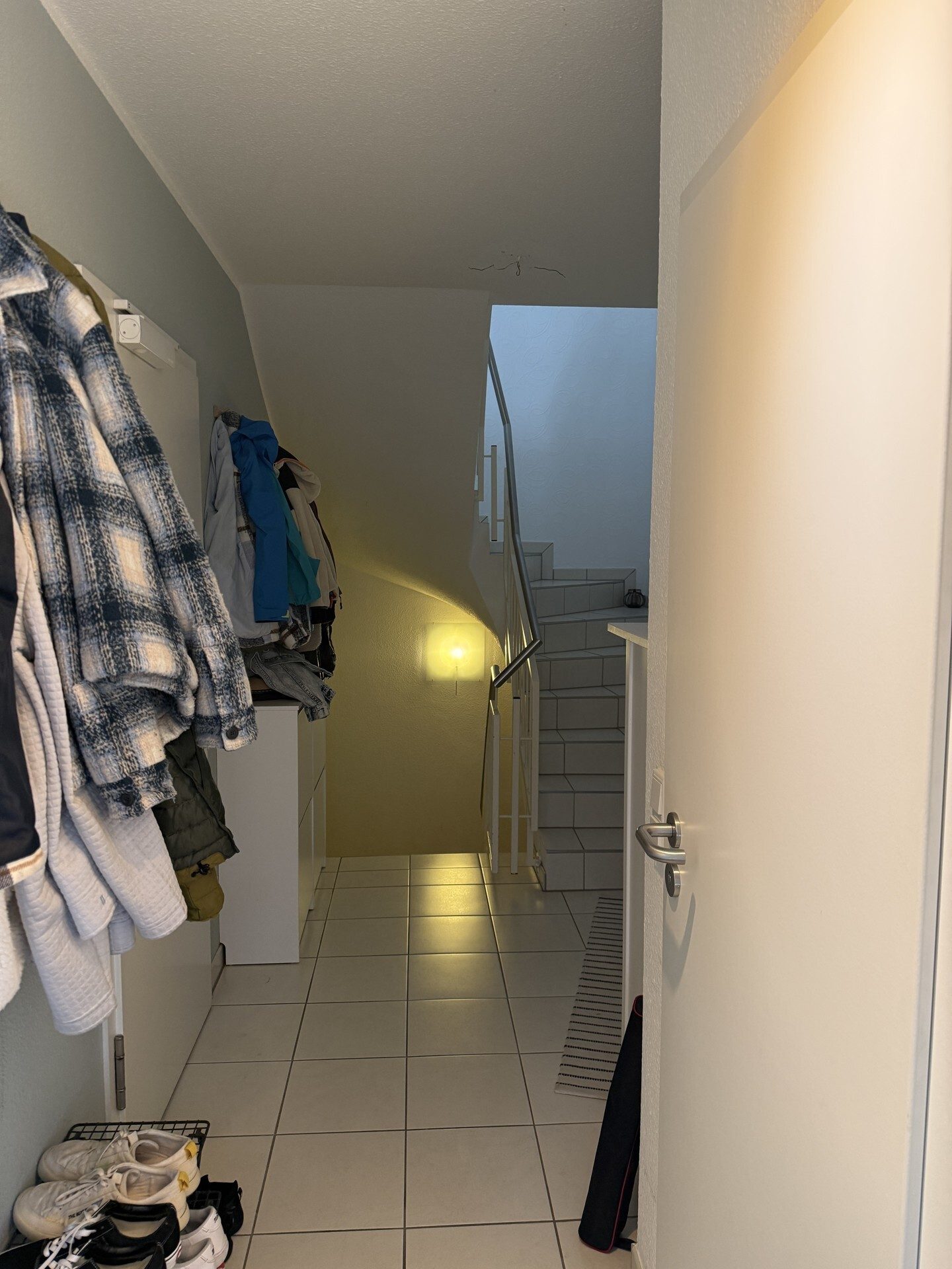 Immobilienangebot - Hirschberg an der Bergstraße / Leutershausen - Alle - Kleine Doppelhaushälfte mit 3 Zimmern, eigenem Garten und zwei Garagenplätzen.