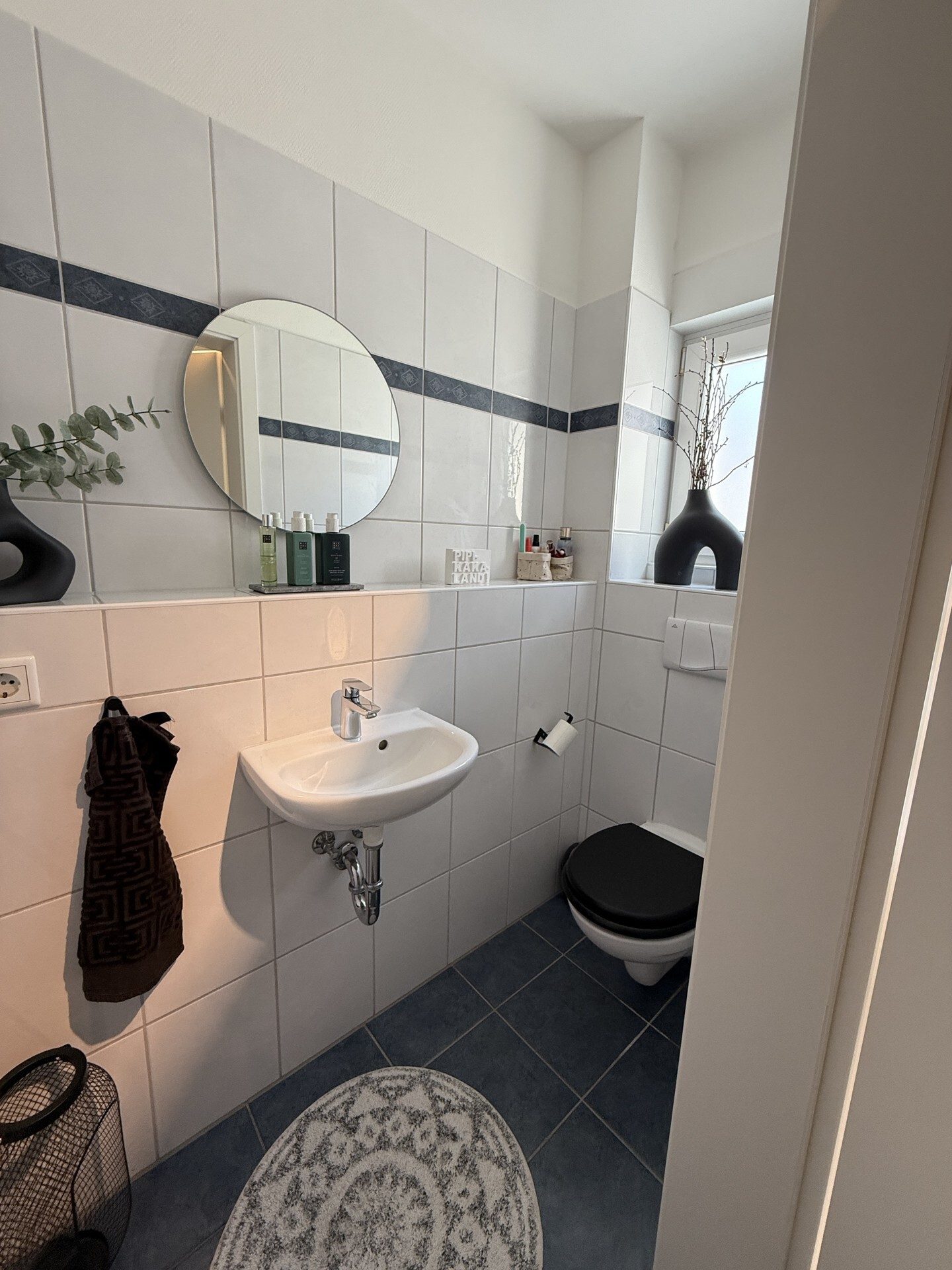 Immobilienangebot - Hirschberg an der Bergstraße / Leutershausen - Alle - Kleine Doppelhaushälfte mit 3 Zimmern, eigenem Garten und zwei Garagenplätzen.