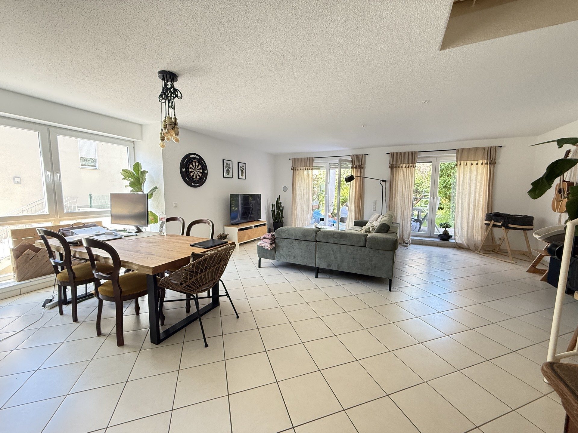 Immobilienangebot - Hirschberg an der Bergstraße / Leutershausen - Alle - Wohnen wie im eigenen Haus! 
Helle 3-Zimmerwohnung mit Garten und zwei Garagenplätzen.