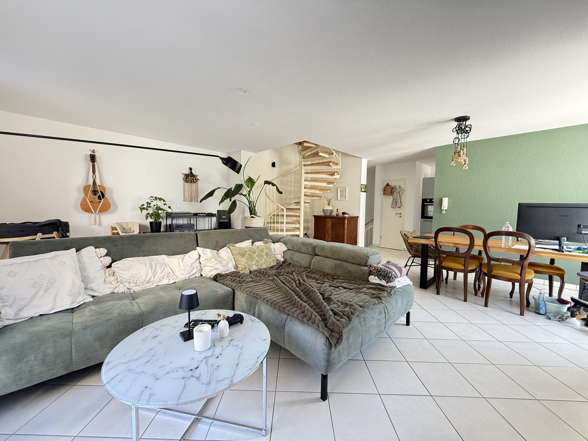 Immobilienangebot - Hirschberg an der Bergstraße / Leutershausen - Alle - Wohnen wie im eigenen Haus! 
Helle 3-Zimmerwohnung mit Garten und zwei Garagenplätzen.