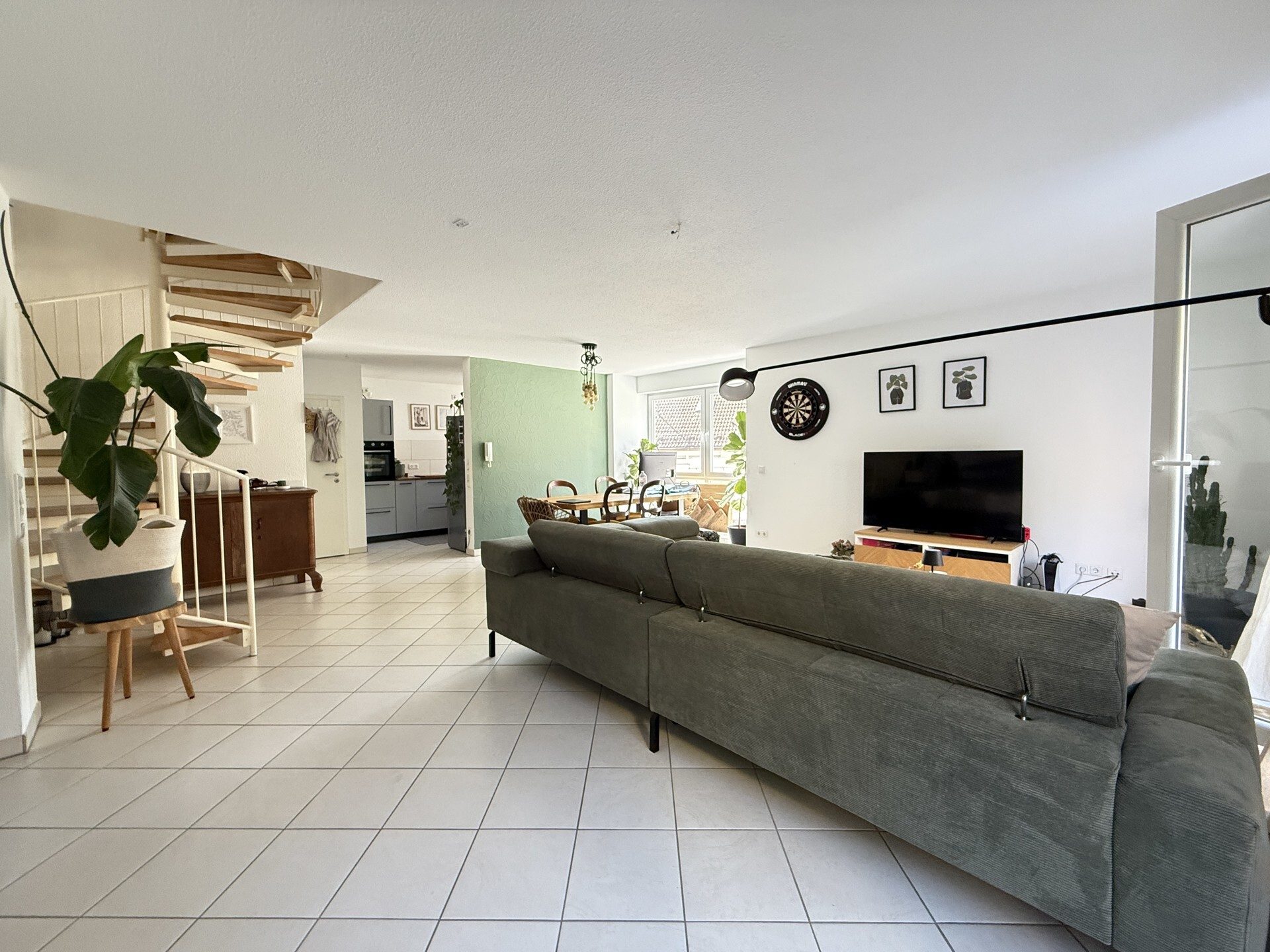 Immobilienangebot - Hirschberg an der Bergstraße / Leutershausen - Alle - Wohnen wie im eigenen Haus! 
Helle 3-Zimmerwohnung mit Garten und zwei Garagenplätzen.