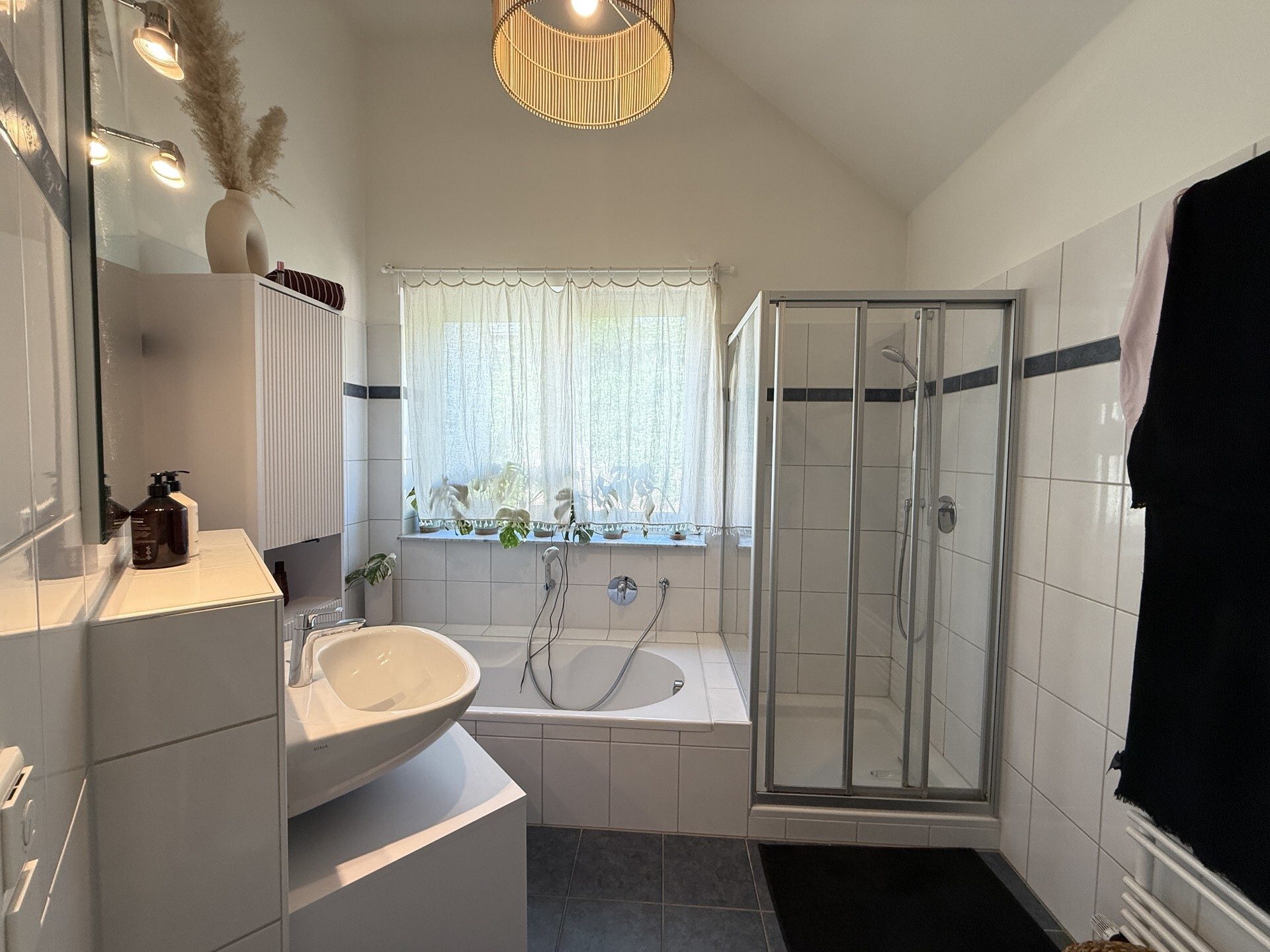 Immobilienangebot - Hirschberg an der Bergstraße / Leutershausen - Alle - Wohnen wie im eigenen Haus! 
Helle 3-Zimmerwohnung mit Garten und zwei Garagenplätzen.