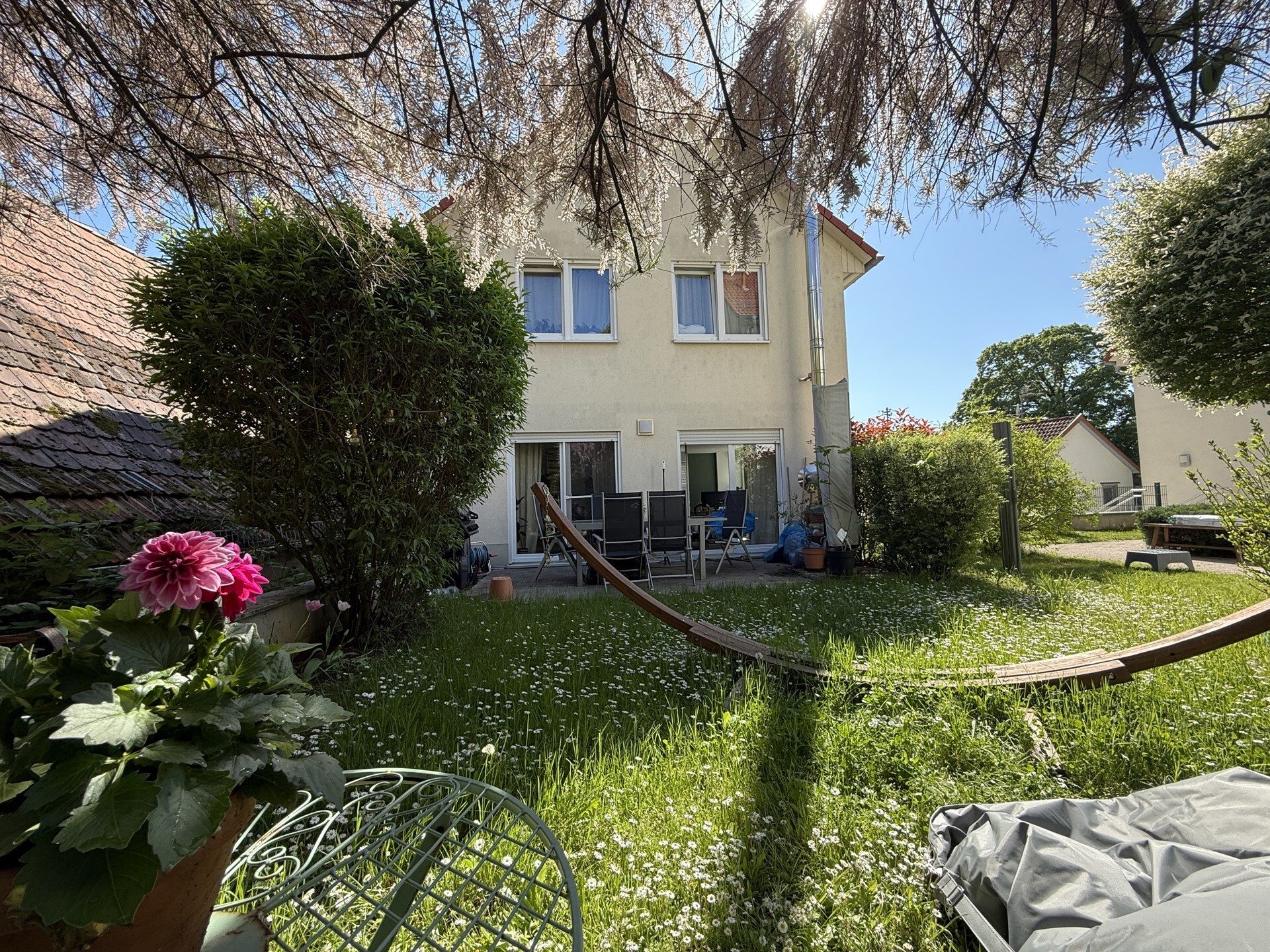 Immobilienangebot - Hirschberg an der Bergstraße / Leutershausen - Alle - Wohnen wie im eigenen Haus! 
Helle 3-Zimmerwohnung mit Garten und zwei Garagenplätzen.