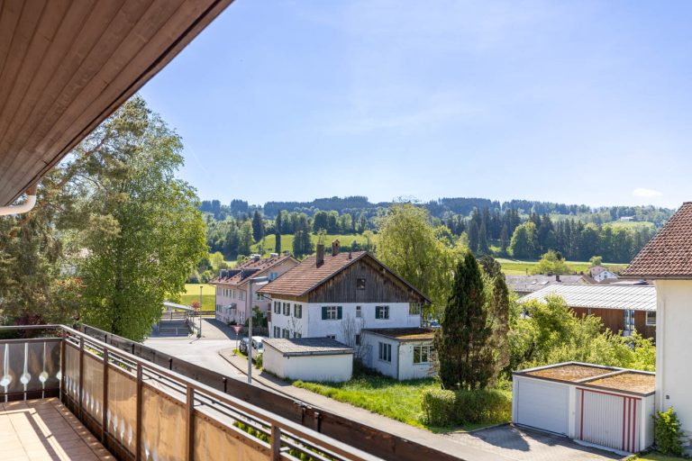 Immobilienangebot - Sulzberg - Alle - Charmante 4-Zimmer-Wohnung mit 93 m², zwei Balkonen und Garage in ruhiger Lage