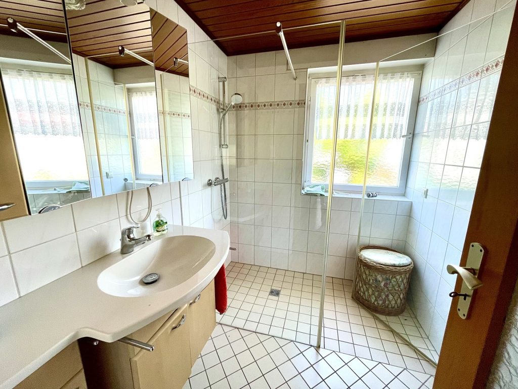 Immobilienangebot - Ottersweier - Alle - SELTENE GELEGENHEIT IN OTTERSWEIER: Großzügiges Zweifamilienhaus mit Garten, große Doppelgarage