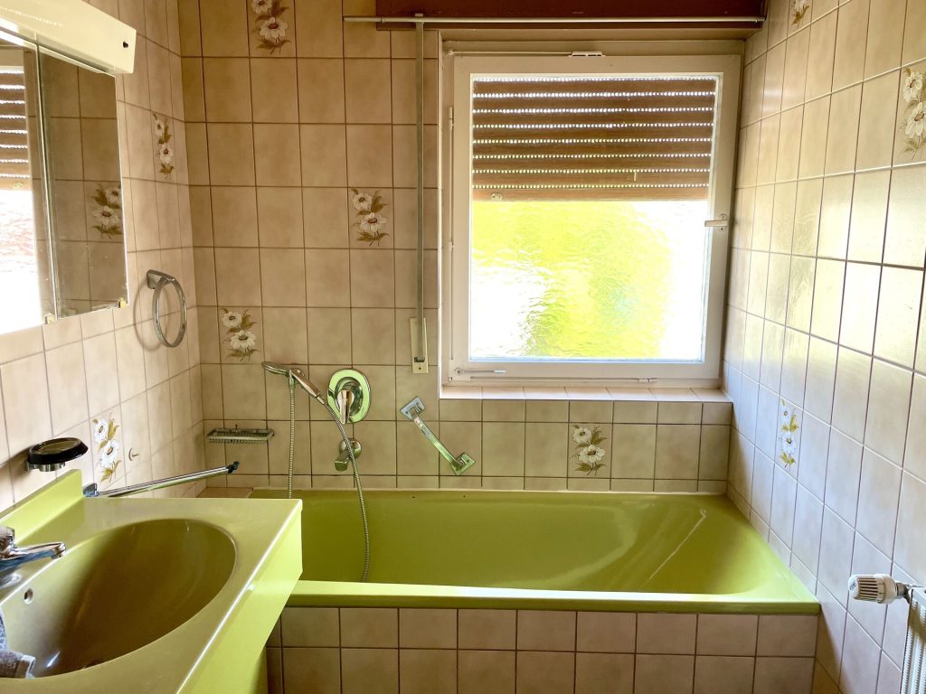 Immobilienangebot - Ottersweier - Alle - SELTENE GELEGENHEIT IN OTTERSWEIER: Großzügiges Zweifamilienhaus mit Garten, große Doppelgarage