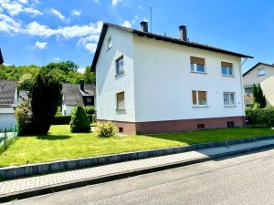Immobilienangebot - Ottersweier - Alle - SELTENE GELEGENHEIT IN OTTERSWEIER: Großzügiges Zweifamilienhaus mit Garten, große Doppelgarage