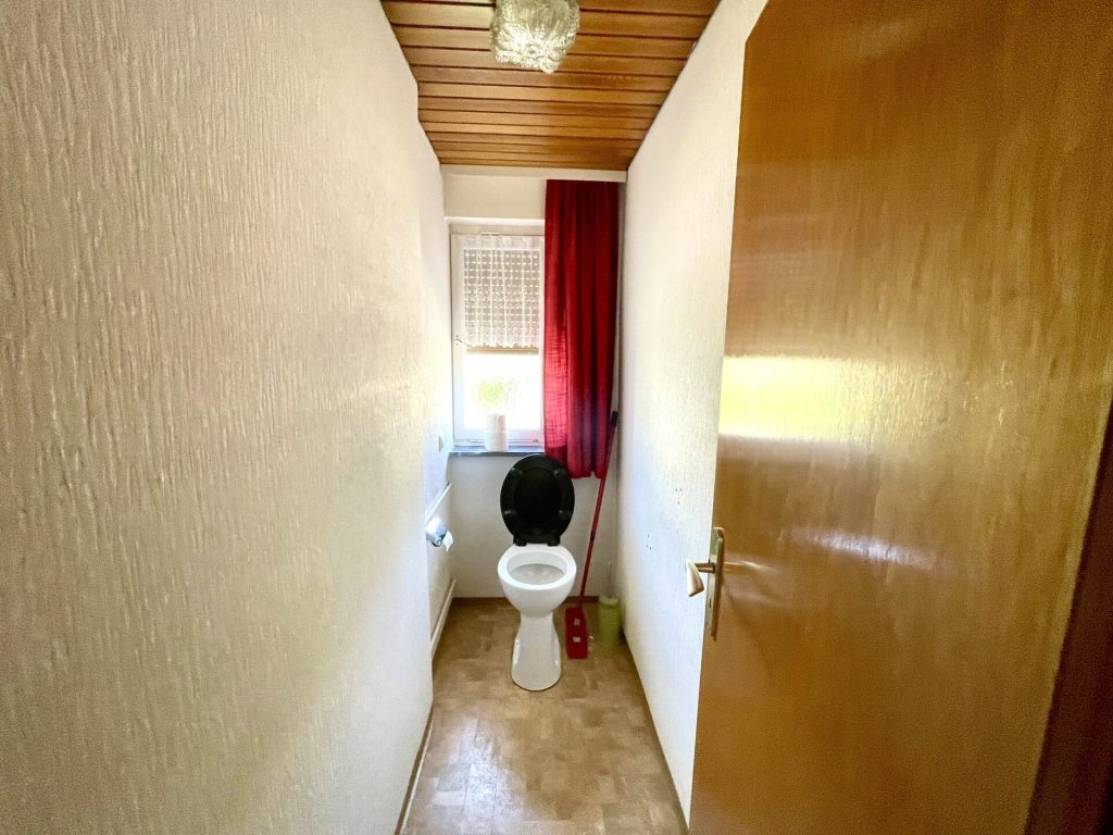 Immobilienangebot - Ottersweier - Alle - SELTENE GELEGENHEIT IN OTTERSWEIER: Großzügiges Zweifamilienhaus mit Garten, große Doppelgarage