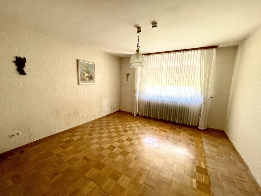 Immobilienangebot - Ottersweier - Alle - SELTENE GELEGENHEIT IN OTTERSWEIER: Großzügiges Zweifamilienhaus mit Garten, große Doppelgarage