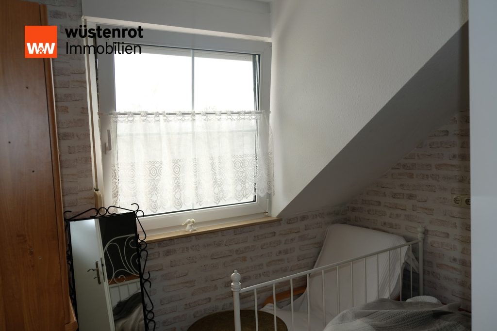 Immobilienangebot - Naunhof / Ammelshain - Alle - Top gepflegte DHH mit 7 Zimmern, Garage, Terrasse, Balkon & Garten – laufend modernisiert seit 2014