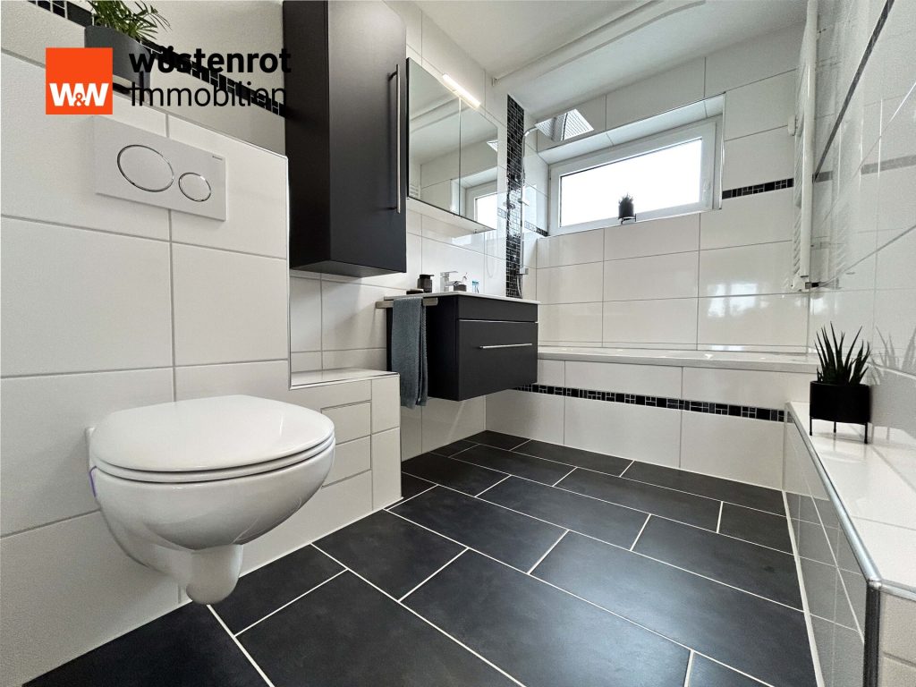Immobilienangebot - Rietheim-Weilheim / Rietheim - Alle - Sorry...leider reserviert. Moderne 3 Zimmer
auf 76 m². TOP-Küche mit BOSCH-Geräten.
Plus Garage.