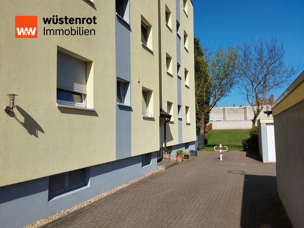 Immobilienangebot - Moers - Alle - Frei werdende gepflegte 4- Zimmerwohnung mit Balkon, eigenem Garten in Moers.