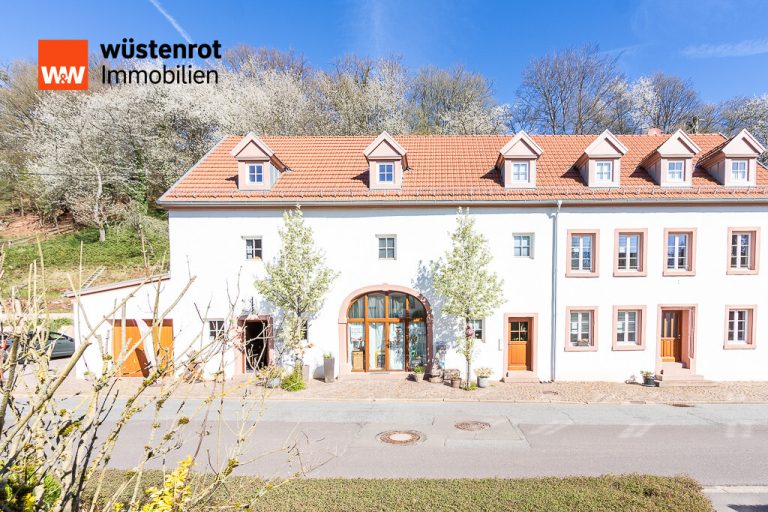 Immobilienangebot - Trassem - Alle - Stilvoll saniertes Bauernhaus-Ensemble, mit Café, Eventlocation, Profiküche, drei Ferienwohnungen.
