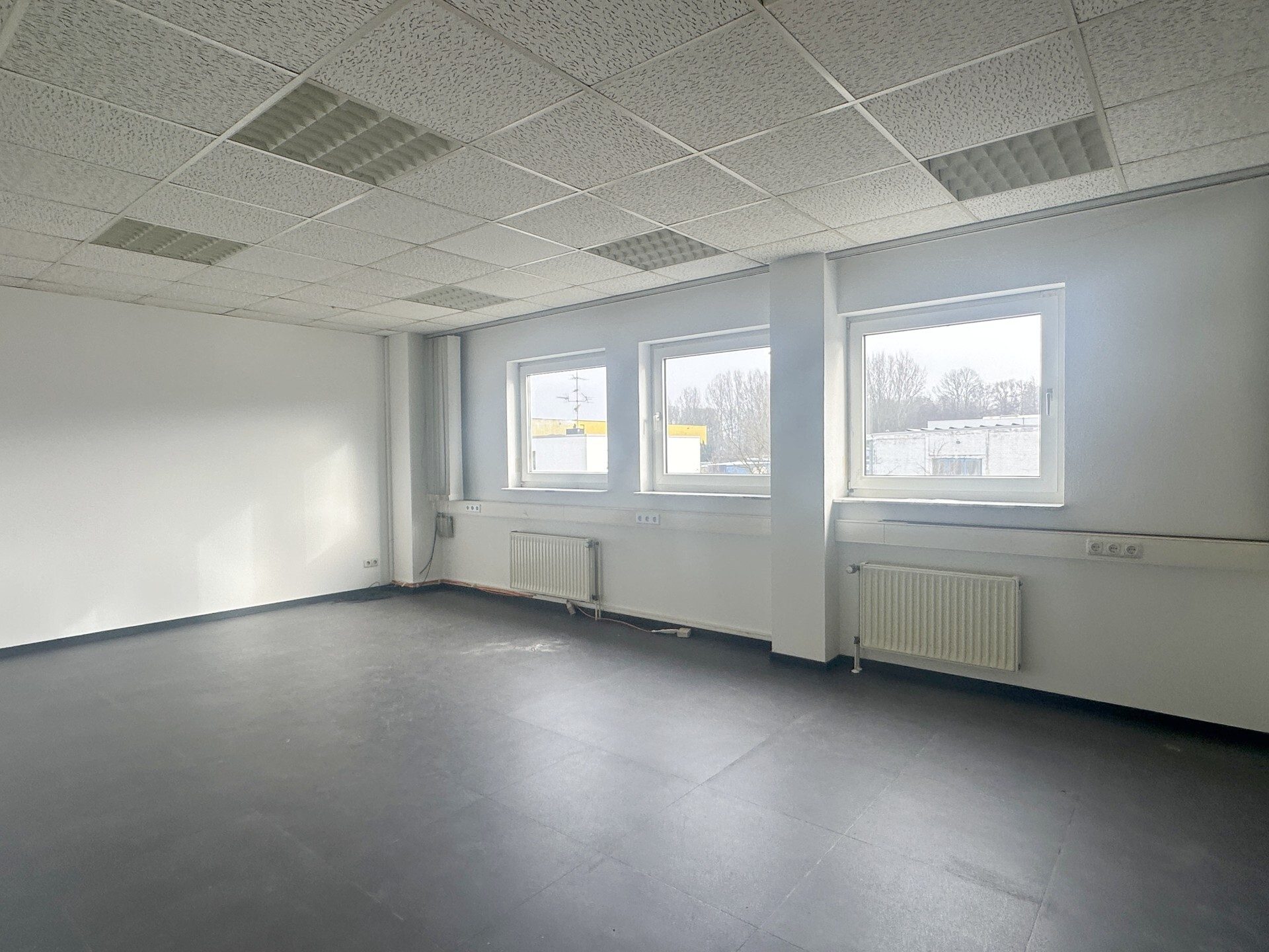 Immobilienangebot - Willich - Alle - Moderne Büroräume im OG in Willich zu vermieten