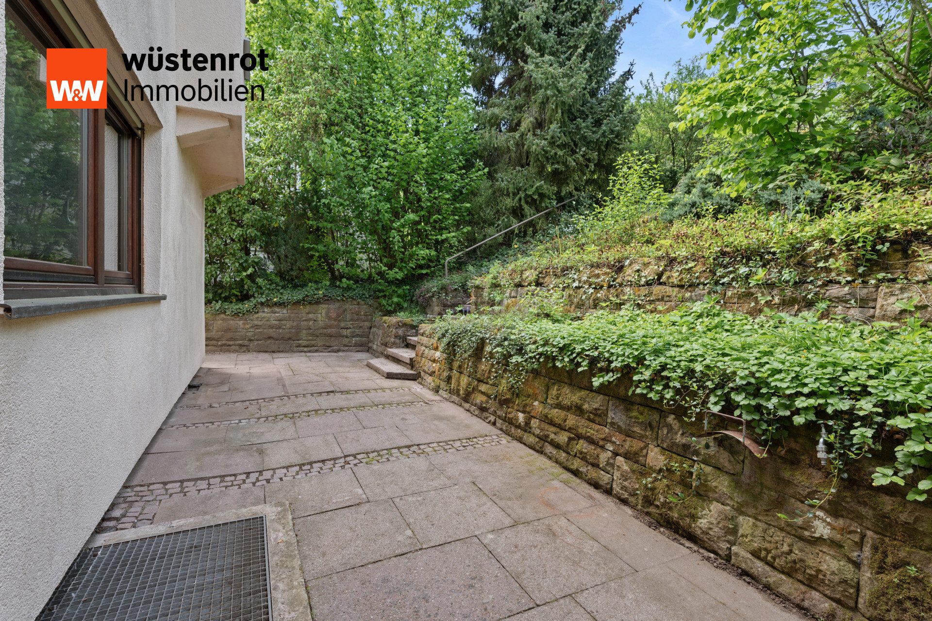 Immobilienangebot - Stuttgart / Botnang - Alle - Schöne DHH in S-Botnang mit großem Garten, zwei Terrassen, Balkon und Garage