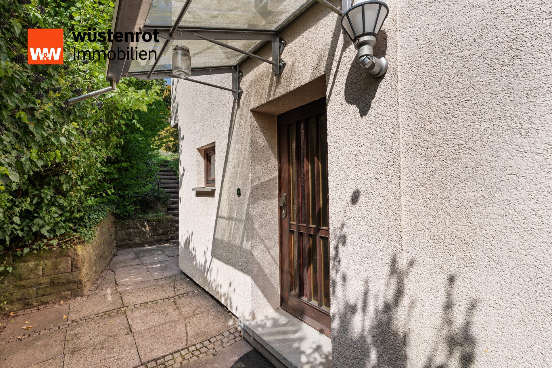 Immobilienangebot - Stuttgart / Botnang - Alle - Schöne DHH in S-Botnang mit großem Garten, zwei Terrassen, Balkon und Garage
