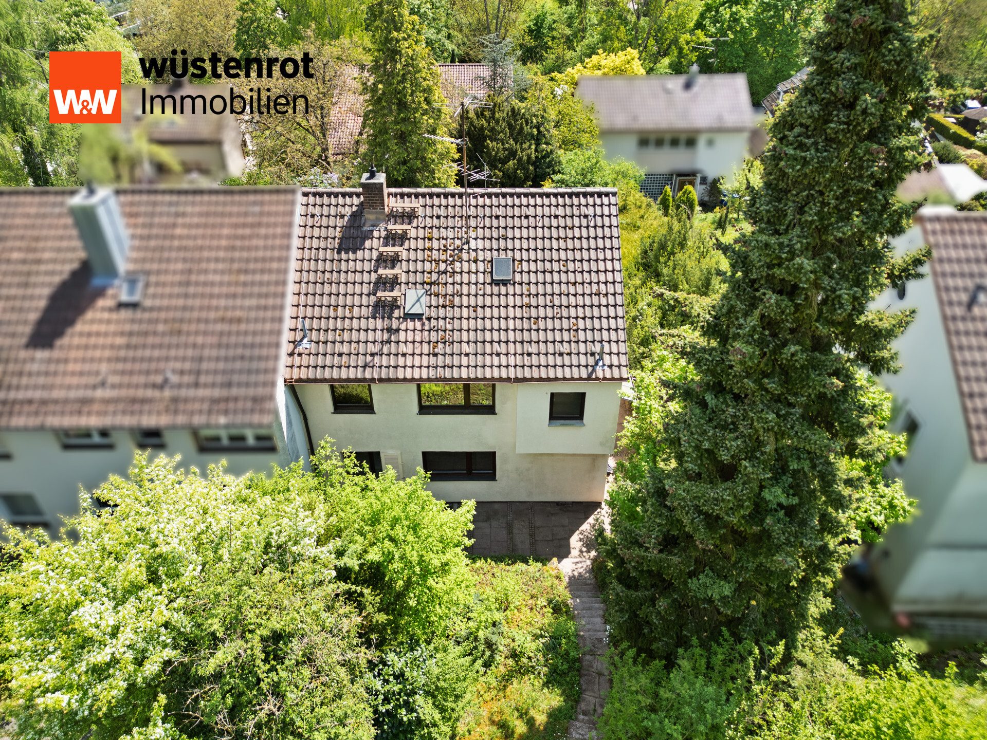 Immobilienangebot - Stuttgart / Botnang - Alle - Schöne DHH in S-Botnang mit großem Garten, zwei Terrassen, Balkon und Garage