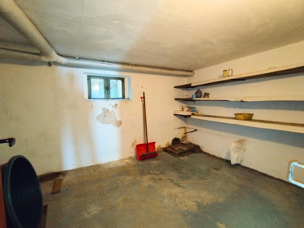 Immobilienangebot - Barntrup - Alle - Handwerker aufgepasst! Sanierungsbedürftiges Ein- bis Zweifamilienhaus mit großem Potenzial