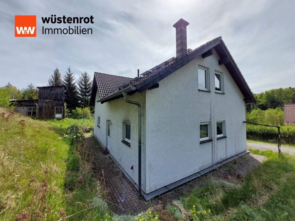 Immobilienangebot - Bad Elster - Alle - Einfamilienhaus mit riesigem Grundstück, kombinierter Heizung und Sanierungsstau
