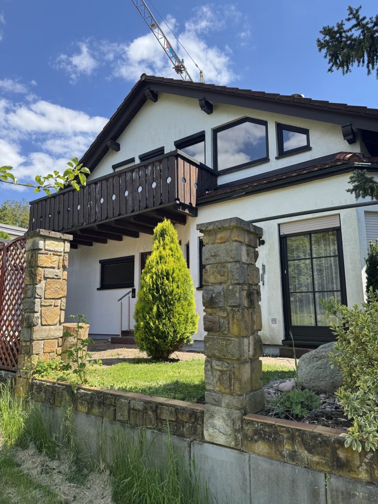 Immobilienangebot - Ebersbach an der Fils - Alle - Großzügiges Einfamilienhaus mit  Einliegerwohnung – ideal für Familien und Mehrgenerationenwohnen.