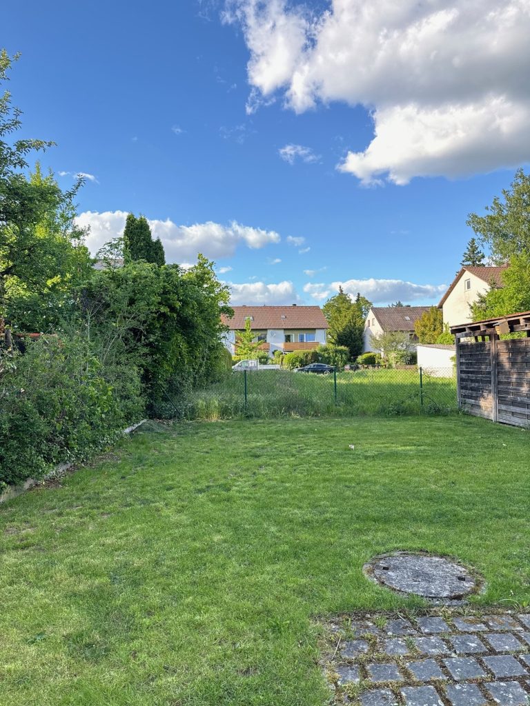 Immobilienangebot - Erlangen / Alterlangen - Alle - Mehrfamilienhaus mit drei Wohnungen in Top-Zustand, fast neuwertig. 

Bevorzugte Wohnlage in Alterlangen