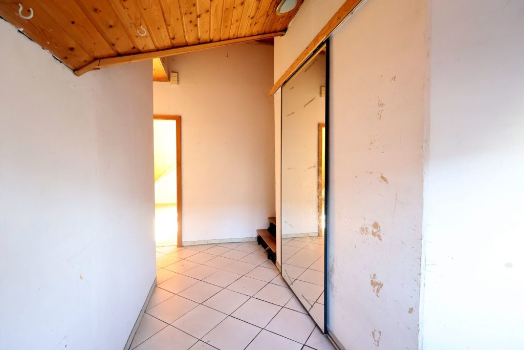 Immobilienangebot - Lohmar - Alle - Mit 3D: Freistehendes Einfamilienhaus zum Selbstverwirklichen - Renovierungsbedürftig mit Potenzial.