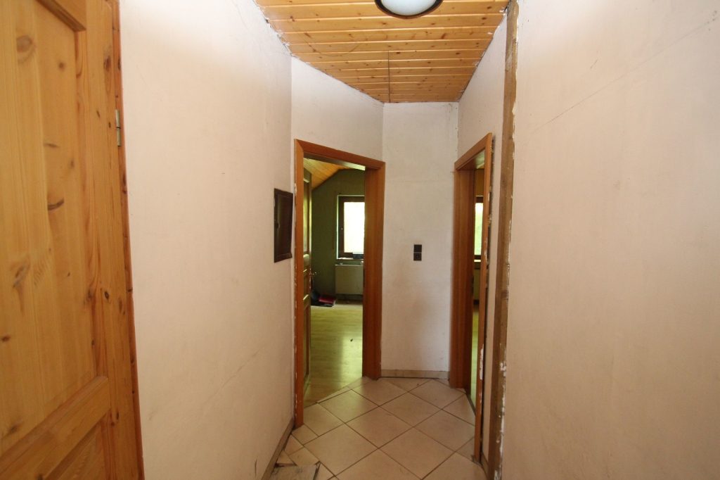 Immobilienangebot - Lohmar - Alle - Mit 3D: Freistehendes Einfamilienhaus zum Selbstverwirklichen - Renovierungsbedürftig mit Potenzial.