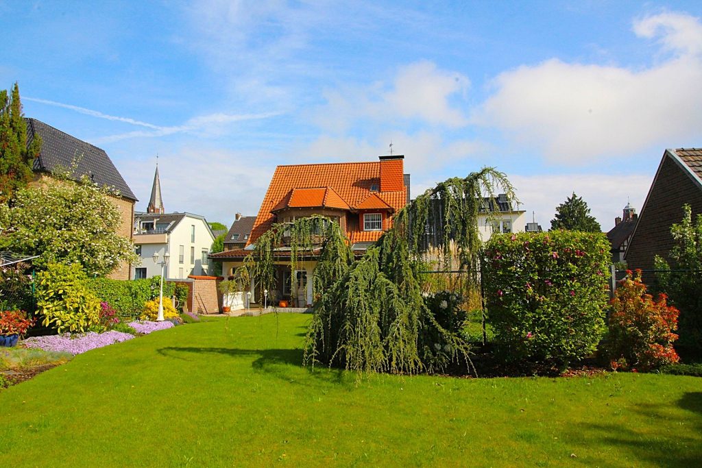 Immobilienangebot - Brühl - Alle - Top gepflegtes, rustikales "Schmuckstück" mit offener Bauweise, ELW, Garage und wunderschönem Garten