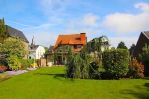 Immobilienangebot - Brühl - Alle - Top gepflegtes, rustikales "Schmuckstück" mit offener Bauweise, ELW, Garage und wunderschönem Garten