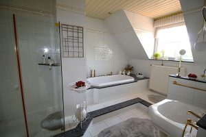 Immobilienangebot - Brühl - Alle - Top gepflegtes, rustikales "Schmuckstück" mit offener Bauweise, ELW, Garage und wunderschönem Garten