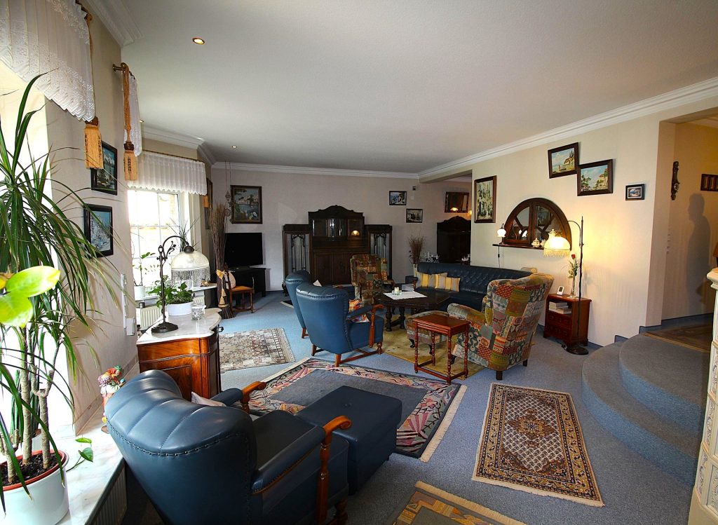 Immobilienangebot - Brühl - Alle - Top gepflegtes, rustikales "Schmuckstück" mit offener Bauweise, ELW, Garage und wunderschönem Garten