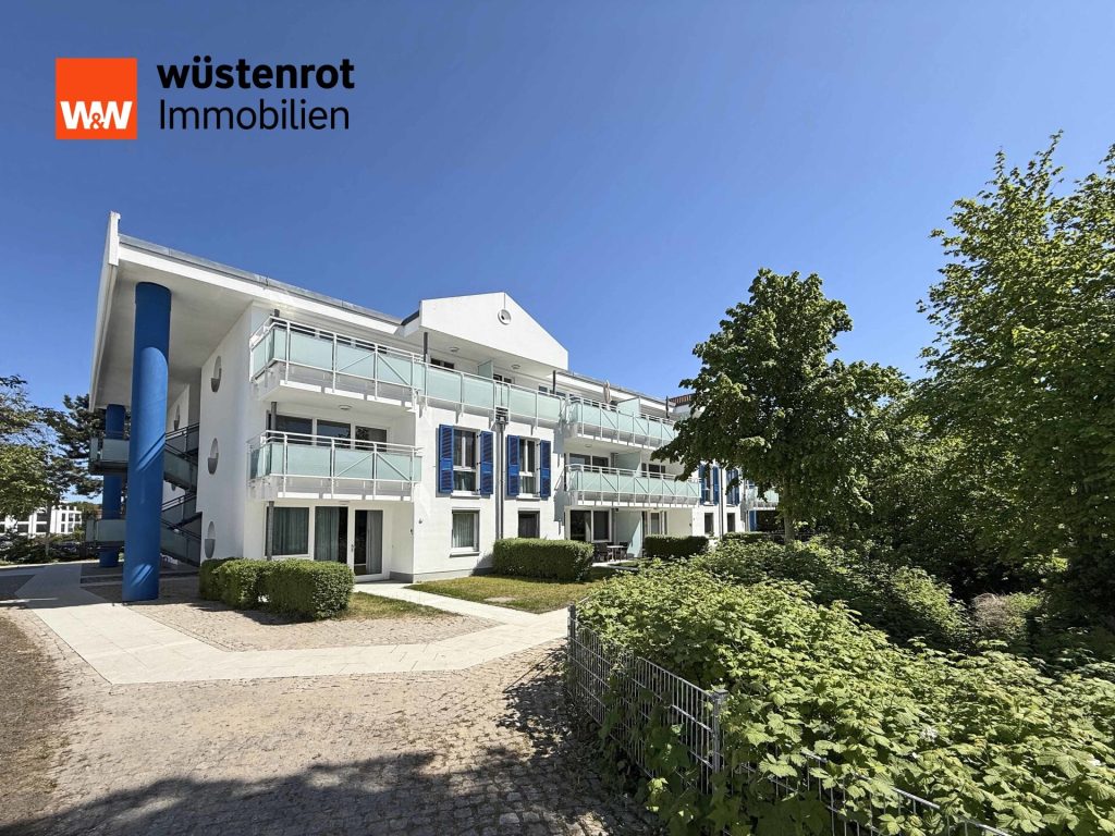 Immobilienangebot - Zingst - Alle - BLICK INS GRÜNE UND FAST AM STRAND: MÖBLIERTE WOHNUNG MIT EINBAUKÜCHE + ÜBERDACHTER TERRASSE