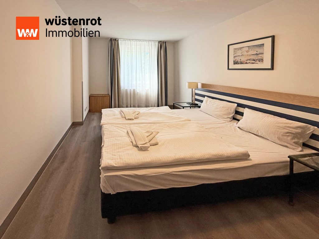 Immobilienangebot - Zingst - Alle - BLICK INS GRÜNE UND FAST AM STRAND: MÖBLIERTE WOHNUNG MIT EINBAUKÜCHE + ÜBERDACHTER TERRASSE