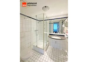 Immobilienangebot - Zingst - Alle - BLICK INS GRÜNE UND FAST AM STRAND: MÖBLIERTE WOHNUNG MIT EINBAUKÜCHE + ÜBERDACHTER TERRASSE