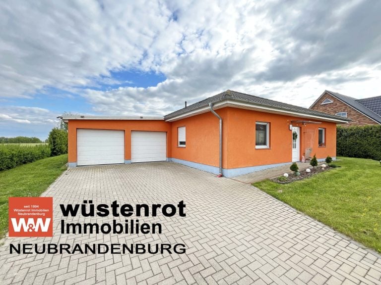 Immobilienangebot - Altentreptow - Alle - EINFACH NUR TOP: WINKELBUNGALOW MIT EINBAUKÜCHE + SOLARTHERMIE + ÜBERDACHTER TERRASSE + DOPPELGARAGE