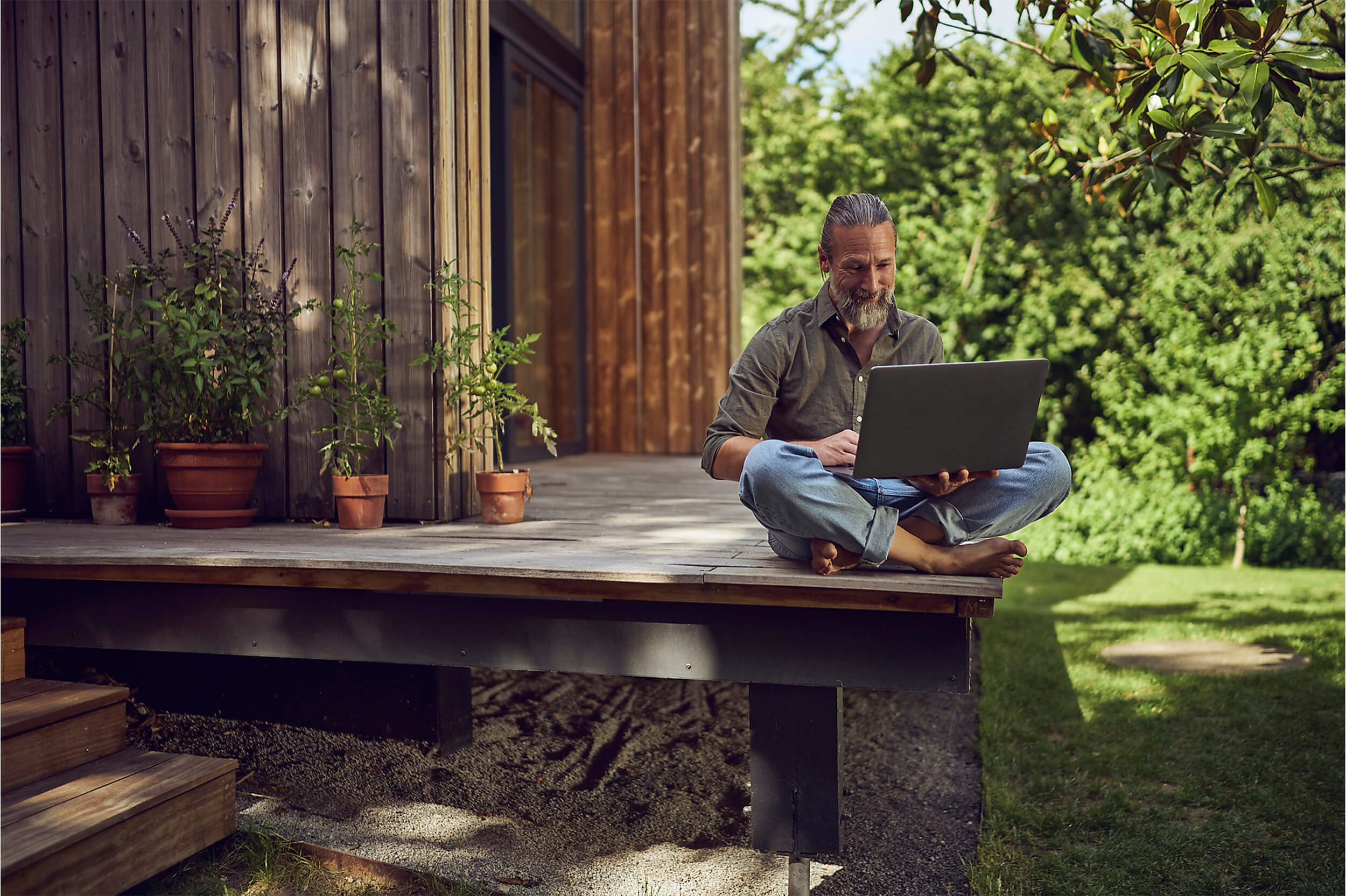 Ein Mann informiert sich online über die Kaeufercourtage beim Immobilienkauf