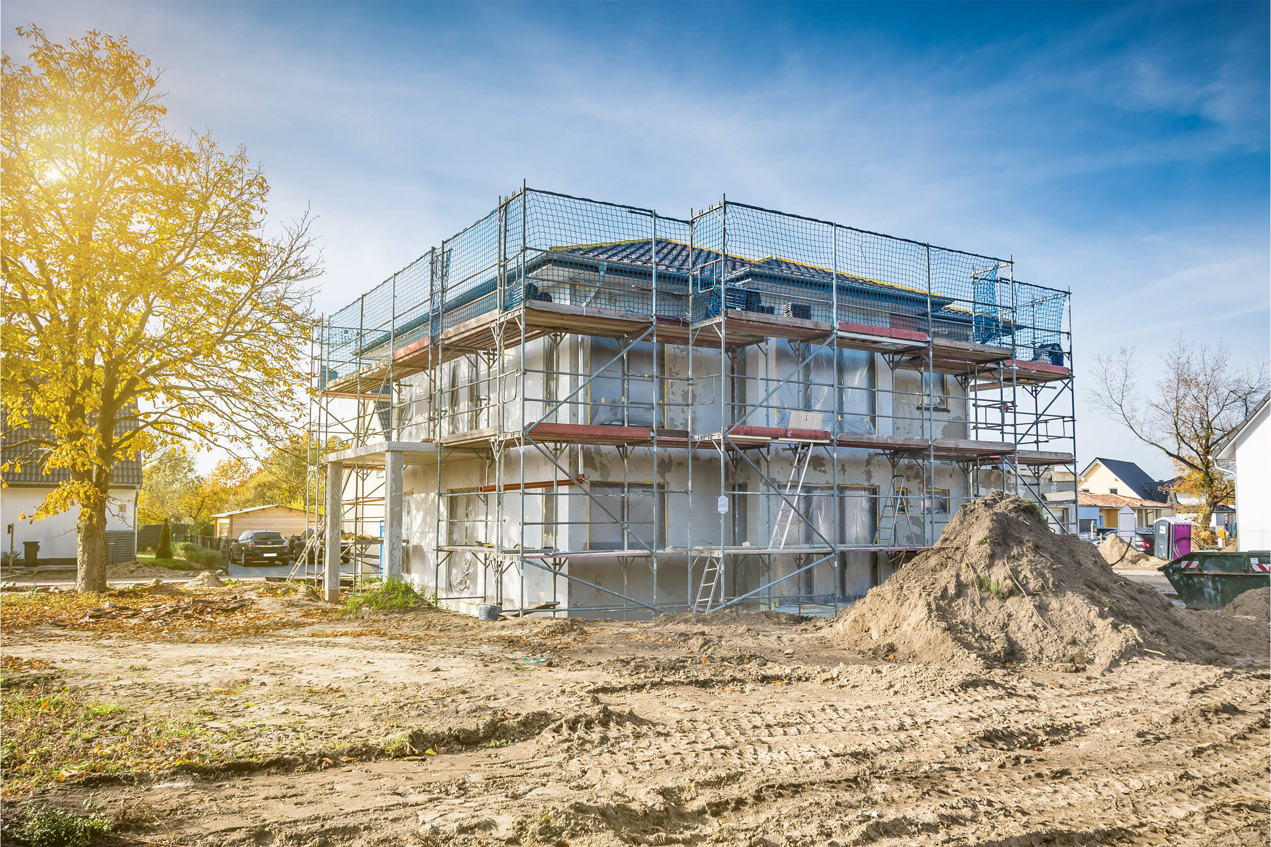 Ein Neubauprojekt auf der Baustelle steht zum Kauf bereit