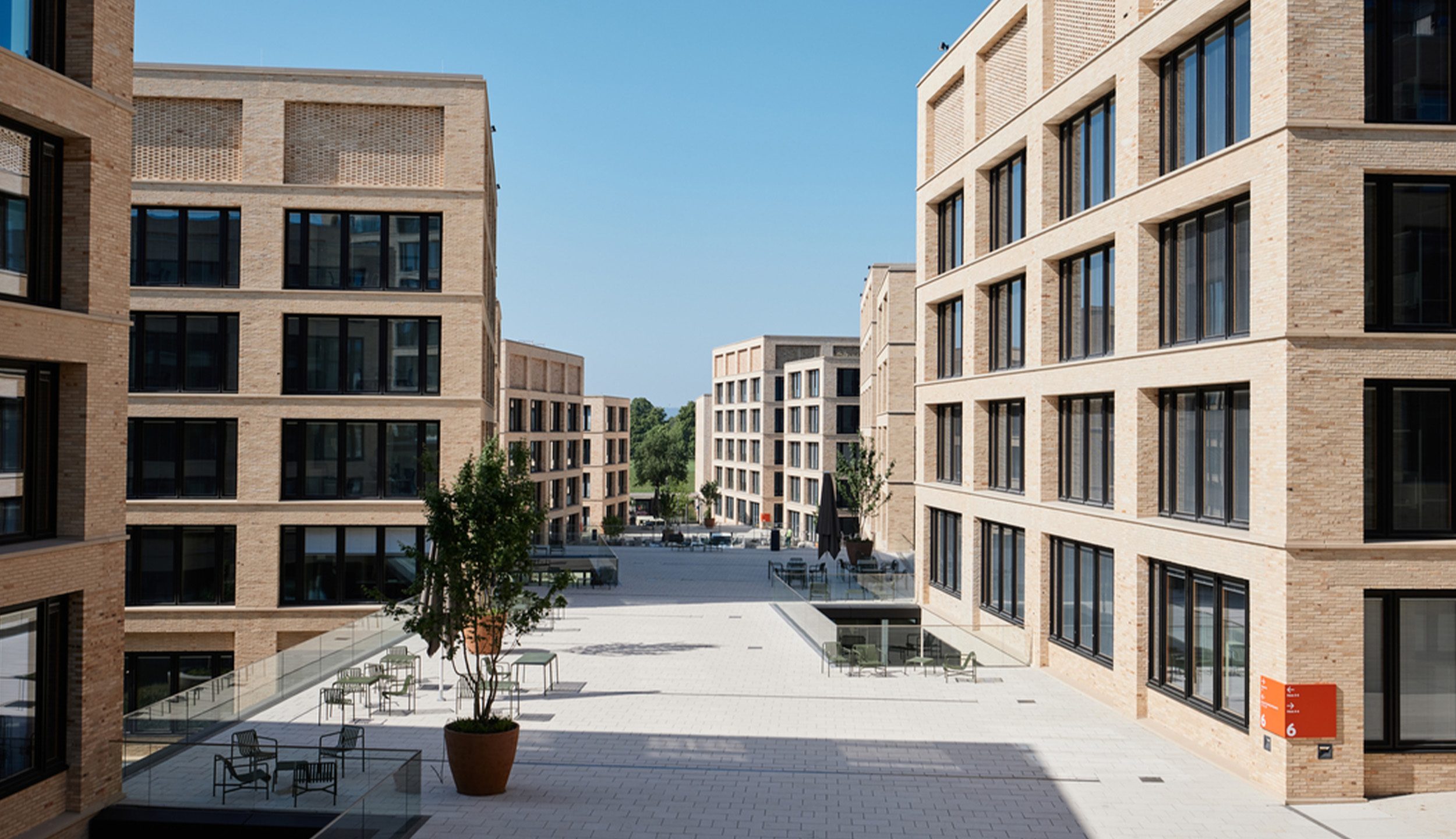 Moderner Gebaeudekomplex des Wuestenrot Headquarters mit Innenhof und Sitzbereichen Moderner Gebäudekomplex des Wüstenrot Headquarters mit Innenhof und Sitzbereichen - Wüstenrot Immobilien