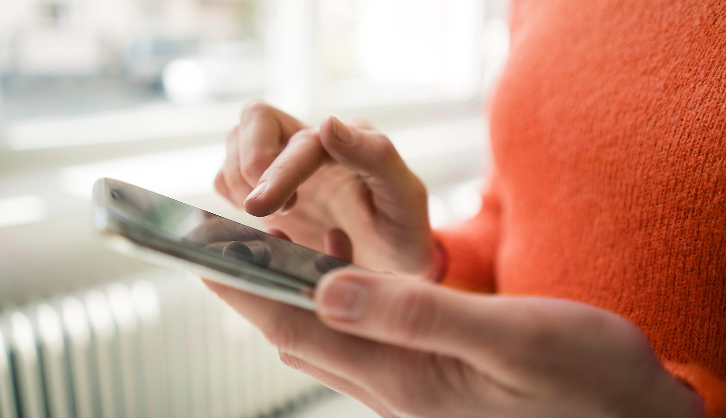 Person tippt auf einem Smartphone, Nahaufnahme der Haende Person tippt auf einem Smartphone, Nahaufnahme der Hände - Wüstenrot Immobilien