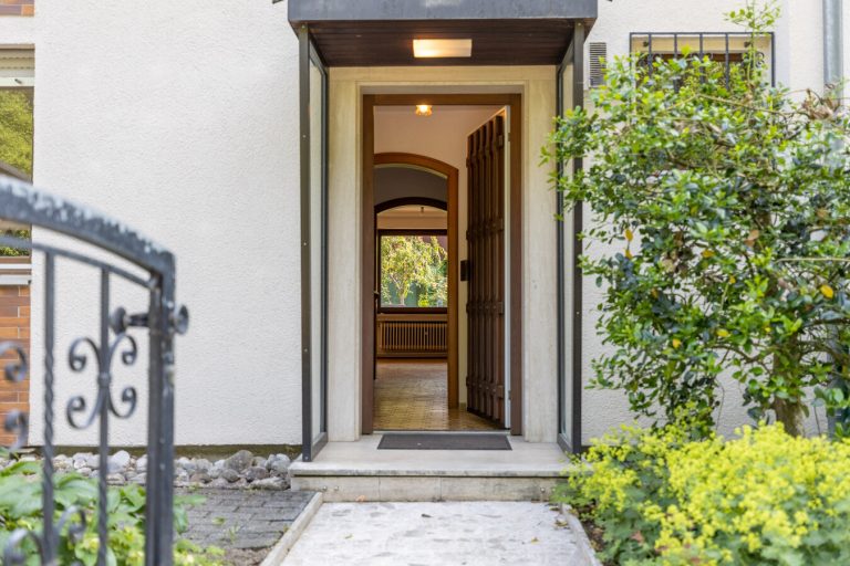 Immobilienangebot - Planegg - Alle - Reiheneckhaus mit großem Grund: Anbauen, Aufstocken oder nur renovieren - Ihre Wahl.