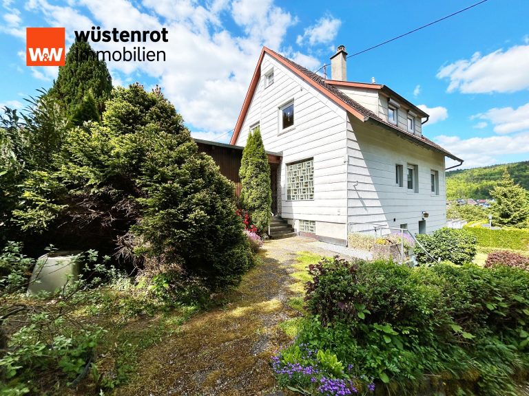 Immobilienangebot - Tuttlingen / Vorstatt - Alle - Zwei-Familien-Heimat. 8 Zimmer auf 142 m². 
Mit Einliegerwohnung. Bezaubernder Garten.
2 Garagen.