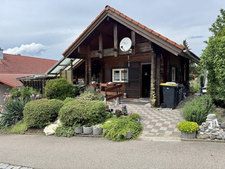 Immobilienangebot - Niederrieden - Alle - Charmantes Blockhaus mit Terrasse, Carport und idyllischem Kräutergarten – Ihr Rückzugsort in ruhiger Lage