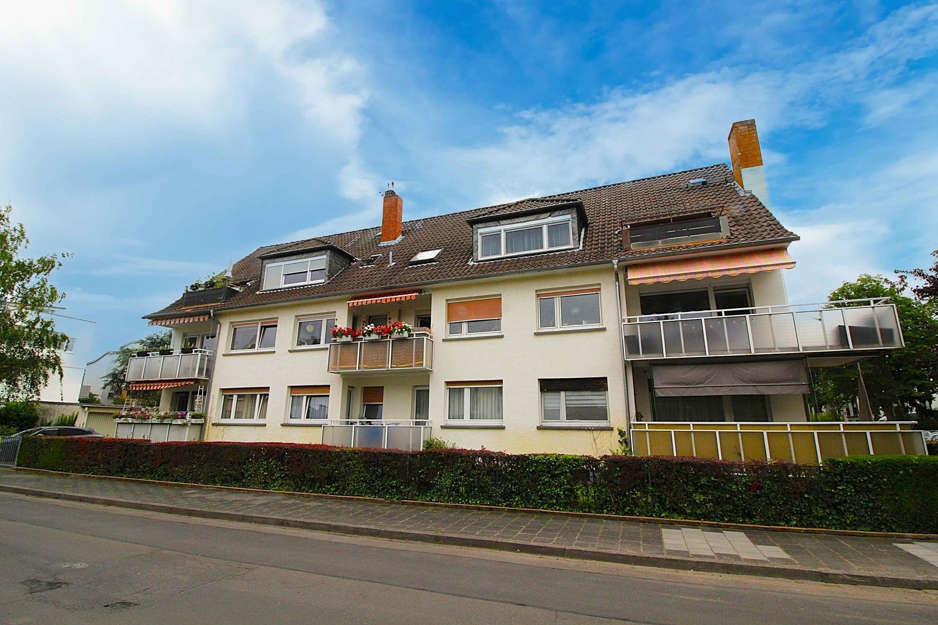Immobilienangebot - Offenbach - Alle - Gepflegte, sukzessive modernisierte Kapitalanlage mit 9 Wohneinheiten und 6 Garagen in Top Lage!