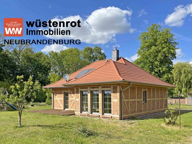 Immobilienangebot - Plau am See - Alle - MIT PFERDESTALL: TOP AUSGESTATTETER WINKELBUNGALOW MIT EINBAUKÜCHE + SOLARTHERMIE + KAMINOFEN